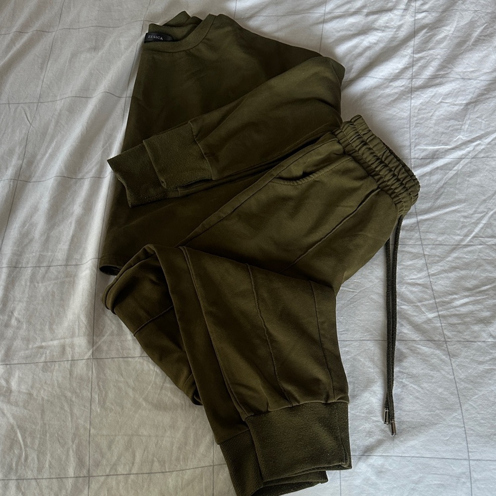 Lounge set in olive green